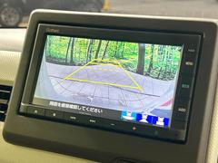 【バックカメラ】駐車時に後方がリアルタイム映像で確認できます。大型商業施設や立体駐車場での駐車時や、夜間のバック時に大活躍！運転スキルに関わらず、今や必須となった装備のひとつです！ 5