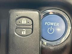 【スマートキー】カバンやポケットに入れたままでもドアの施錠・解錠が可能なスマートキーを装備。エンジンのオン・オフ時もカギを取り出す必要が無いからとっても便利です♪ 5