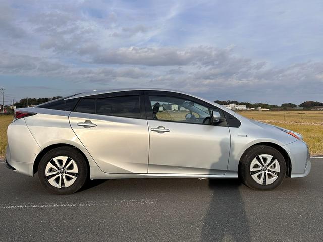 プリウス Ａ　平成２８年９月登録走行２５８２３ｋｍ型式ＤＡＡ－ＺＶＷ５１純正９インチナビフルセグテレビバックモニタークリアランストヨタセーフティセンス車検２０２７年９月色シルバーガソリン車（ＨＶ）５人乗り（6枚目）