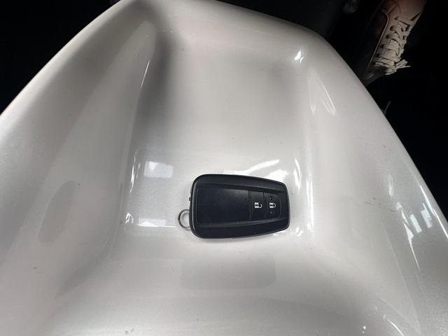 プリウス Ａ　平成２８年９月登録走行２５８２３ｋｍ型式ＤＡＡ－ＺＶＷ５１純正９インチナビフルセグテレビバックモニタークリアランストヨタセーフティセンス車検２０２７年９月色シルバーガソリン車（ＨＶ）５人乗り（11枚目）