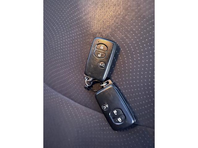 プリウスＰＨＶ Ｓ　純正ナビテレビＥＴＣ充電器ケーブル取説保証書記録簿スマートキー×２（34枚目）