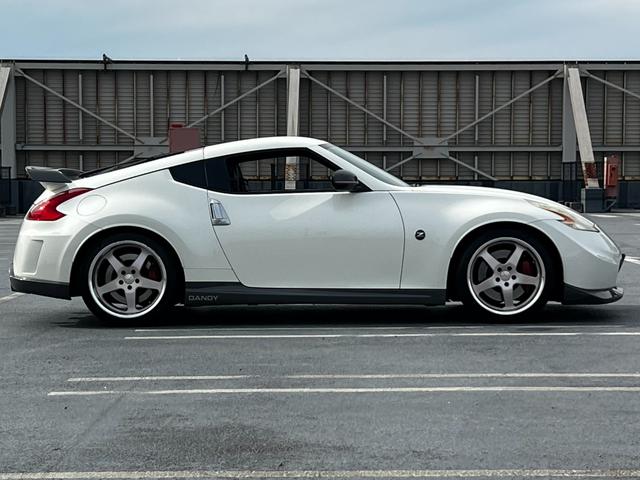 フェアレディZ ニスモ 6MT 専用チューニングコンピューター 専用ハーフレザーシート スマートキー・プッシュスタート WORK19インチアルミ(4枚目)