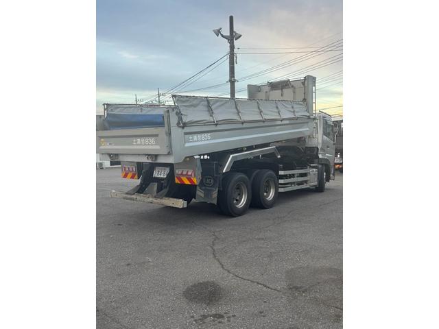 クオン カスタム 積載量10トン トラック ダンプ 後輪ダブル ETC ナビ エアコン パワーウィンドウ 運転席エアバッグ(4枚目)