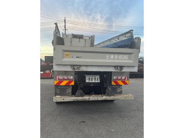 クオン カスタム 積載量10トン トラック ダンプ 後輪ダブル ETC ナビ エアコン パワーウィンドウ 運転席エアバッグ(5枚目)