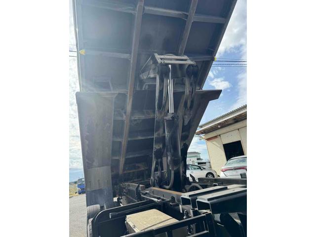 クオン カスタム 積載量10トン トラック ダンプ 後輪ダブル ETC ナビ エアコン パワーウィンドウ 運転席エアバッグ(13枚目)