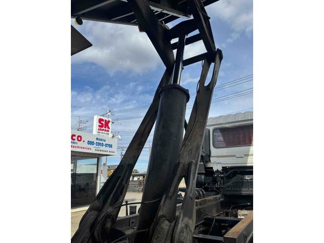 クオン カスタム 積載量10トン トラック ダンプ 後輪ダブル ETC ナビ エアコン パワーウィンドウ 運転席エアバッグ(18枚目)