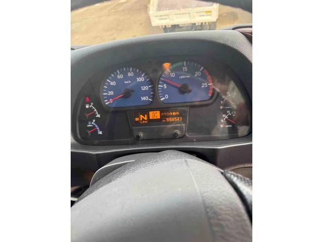 クオン カスタム 積載量10トン トラック ダンプ 後輪ダブル ETC ナビ エアコン パワーウィンドウ 運転席エアバッグ(24枚目)