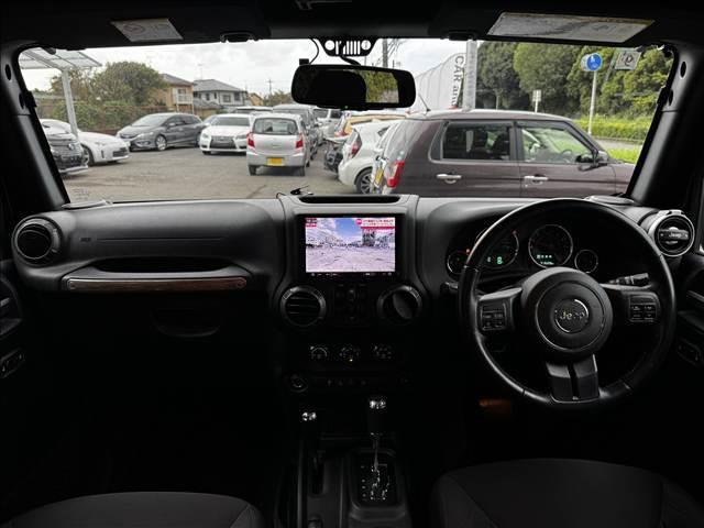 ジープ・ラングラーアンリミテッド スポーツ　４ＷＤ　８型フルセグナビ　ＢＴ　Ｂモニ　サイドカメラ　ＥＴＣ　ドラレコ　クルコン　ルーフキャリア　ヒッチメンバー　背面タイヤ　社外ＡＷ　フォグ　レベライザー　スタッドレスＴ　シートリフター　マット（2枚目）