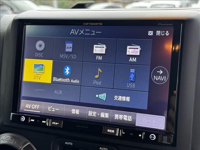 ジープ・ラングラーアンリミテッド スポーツ　４ＷＤ　８型フルセグナビ　ＢＴ　Ｂモニ　サイドカメラ　ＥＴＣ　ドラレコ　クルコン　ルーフキャリア　ヒッチメンバー　背面タイヤ　社外ＡＷ　フォグ　レベライザー　スタッドレスＴ　シートリフター　マット（3枚目）