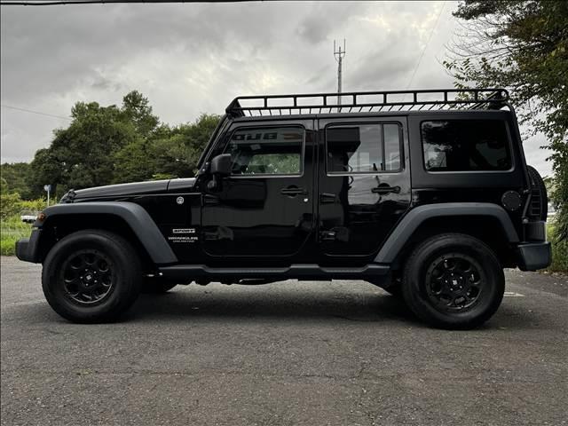 ジープ・ラングラーアンリミテッド スポーツ　４ＷＤ　８型フルセグナビ　ＢＴ　Ｂモニ　サイドカメラ　ＥＴＣ　ドラレコ　クルコン　ルーフキャリア　ヒッチメンバー　背面タイヤ　社外ＡＷ　フォグ　レベライザー　スタッドレスＴ　シートリフター　マット（6枚目）