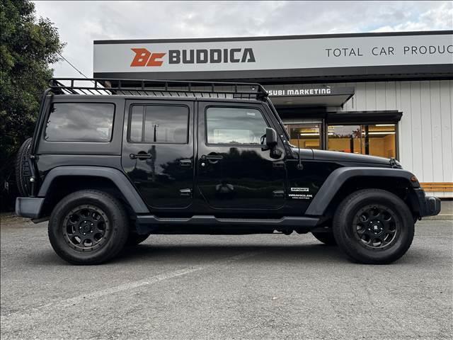 ジープ・ラングラーアンリミテッド スポーツ　４ＷＤ　８型フルセグナビ　ＢＴ　Ｂモニ　サイドカメラ　ＥＴＣ　ドラレコ　クルコン　ルーフキャリア　ヒッチメンバー　背面タイヤ　社外ＡＷ　フォグ　レベライザー　スタッドレスＴ　シートリフター　マット（7枚目）