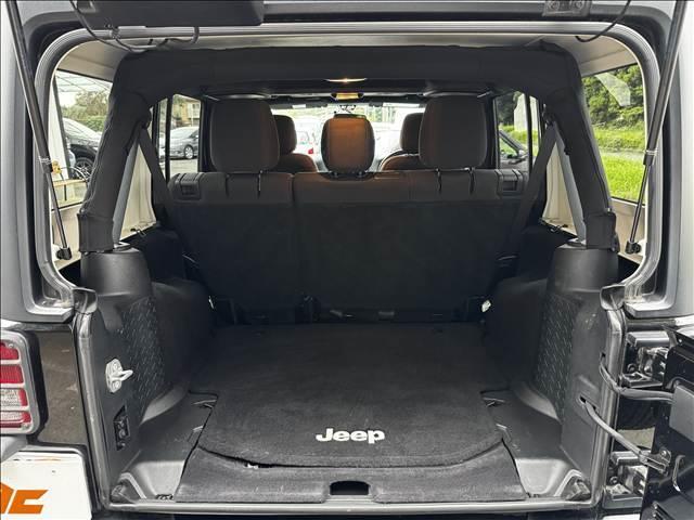ジープ・ラングラーアンリミテッド スポーツ　４ＷＤ　８型フルセグナビ　ＢＴ　Ｂモニ　サイドカメラ　ＥＴＣ　ドラレコ　クルコン　ルーフキャリア　ヒッチメンバー　背面タイヤ　社外ＡＷ　フォグ　レベライザー　スタッドレスＴ　シートリフター　マット（11枚目）