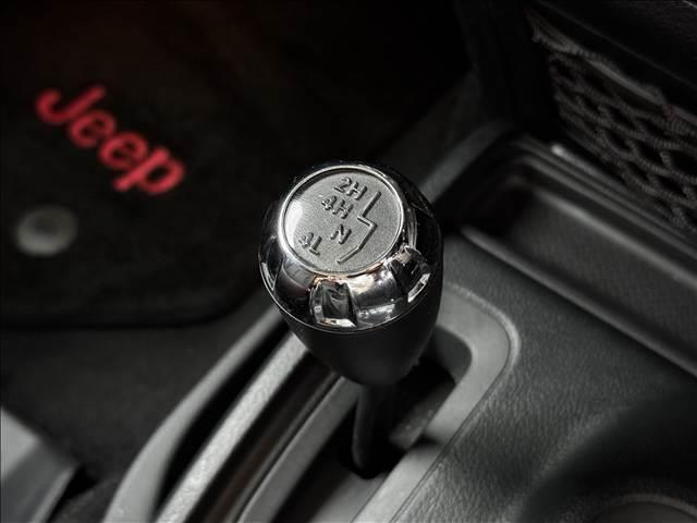 ジープ・ラングラーアンリミテッド スポーツ　４ＷＤ　８型フルセグナビ　ＢＴ　Ｂモニ　サイドカメラ　ＥＴＣ　ドラレコ　クルコン　ルーフキャリア　ヒッチメンバー　背面タイヤ　社外ＡＷ　フォグ　レベライザー　スタッドレスＴ　シートリフター　マット（17枚目）