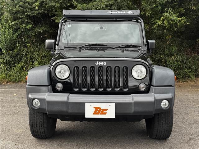 ジープ・ラングラーアンリミテッド スポーツ　４ＷＤ　８型フルセグナビ　ＢＴ　Ｂモニ　サイドカメラ　ＥＴＣ　ドラレコ　クルコン　ルーフキャリア　ヒッチメンバー　背面タイヤ　社外ＡＷ　フォグ　レベライザー　スタッドレスＴ　シートリフター　マット（21枚目）