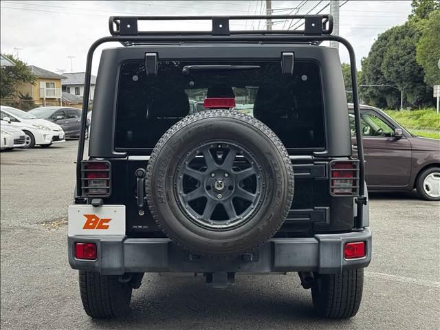 ジープ・ラングラーアンリミテッド スポーツ　４ＷＤ　８型フルセグナビ　ＢＴ　Ｂモニ　サイドカメラ　ＥＴＣ　ドラレコ　クルコン　ルーフキャリア　ヒッチメンバー　背面タイヤ　社外ＡＷ　フォグ　レベライザー　スタッドレスＴ　シートリフター　マット（23枚目）