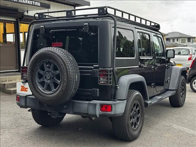 ジープ・ラングラーアンリミテッド スポーツ　４ＷＤ　８型フルセグナビ　ＢＴ　Ｂモニ　サイドカメラ　ＥＴＣ　ドラレコ　クルコン　ルーフキャリア　ヒッチメンバー　背面タイヤ　社外ＡＷ　フォグ　レベライザー　スタッドレスＴ　シートリフター　マット（24枚目）