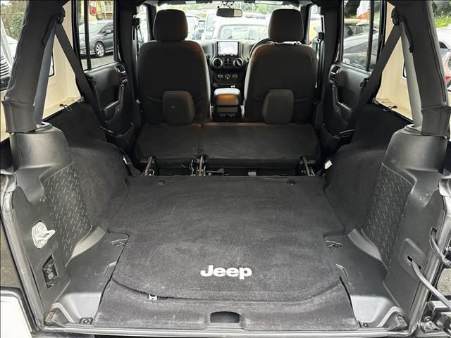 ジープ・ラングラーアンリミテッド スポーツ　４ＷＤ　８型フルセグナビ　ＢＴ　Ｂモニ　サイドカメラ　ＥＴＣ　ドラレコ　クルコン　ルーフキャリア　ヒッチメンバー　背面タイヤ　社外ＡＷ　フォグ　レベライザー　スタッドレスＴ　シートリフター　マット（27枚目）