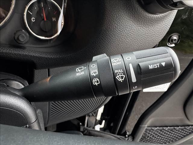 ジープ・ラングラーアンリミテッド スポーツ　４ＷＤ　８型フルセグナビ　ＢＴ　Ｂモニ　サイドカメラ　ＥＴＣ　ドラレコ　クルコン　ルーフキャリア　ヒッチメンバー　背面タイヤ　社外ＡＷ　フォグ　レベライザー　スタッドレスＴ　シートリフター　マット（31枚目）