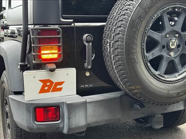 ジープ・ラングラーアンリミテッド スポーツ　４ＷＤ　８型フルセグナビ　ＢＴ　Ｂモニ　サイドカメラ　ＥＴＣ　ドラレコ　クルコン　ルーフキャリア　ヒッチメンバー　背面タイヤ　社外ＡＷ　フォグ　レベライザー　スタッドレスＴ　シートリフター　マット（37枚目）