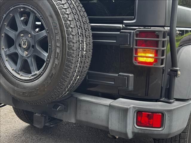 ジープ・ラングラーアンリミテッド スポーツ　４ＷＤ　８型フルセグナビ　ＢＴ　Ｂモニ　サイドカメラ　ＥＴＣ　ドラレコ　クルコン　ルーフキャリア　ヒッチメンバー　背面タイヤ　社外ＡＷ　フォグ　レベライザー　スタッドレスＴ　シートリフター　マット（38枚目）
