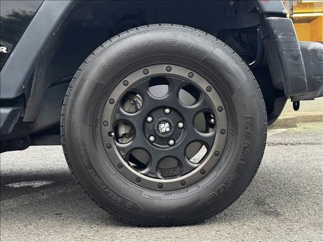 ジープ・ラングラーアンリミテッド スポーツ　４ＷＤ　８型フルセグナビ　ＢＴ　Ｂモニ　サイドカメラ　ＥＴＣ　ドラレコ　クルコン　ルーフキャリア　ヒッチメンバー　背面タイヤ　社外ＡＷ　フォグ　レベライザー　スタッドレスＴ　シートリフター　マット（40枚目）