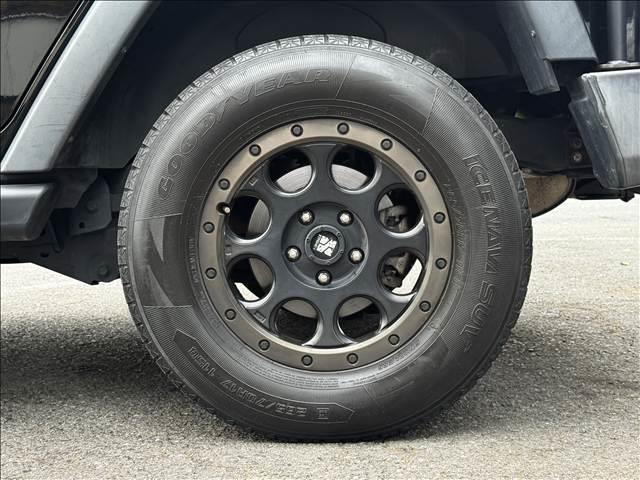 ジープ・ラングラーアンリミテッド スポーツ　４ＷＤ　８型フルセグナビ　ＢＴ　Ｂモニ　サイドカメラ　ＥＴＣ　ドラレコ　クルコン　ルーフキャリア　ヒッチメンバー　背面タイヤ　社外ＡＷ　フォグ　レベライザー　スタッドレスＴ　シートリフター　マット（42枚目）