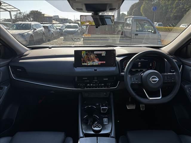 エクストレイル Ｇ　ｅ－４ＯＲＣＥ　フルセグナビ　アラビュー　プロパイロット　メモリ付Ｐシート　全席シートヒータ　革シート　Ｐバックドア　ＨＵＤ　ドラレコ　ＬＥＤヘッド　フォグ　Ａハイビーム　ＢＴ　ＥＴＣ　デジタルミラー　ロールシェード（2枚目）