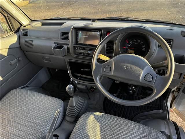 ハイゼットトラック エアコン・パワステ ツインカムスペシャル ディスプレイオーディオ BT ETC 社外12インチAW 5速MT パワステ エアコン アクセサリーソケット 塩ビシート バイザー ドリンクホルダー 三方開 荷台ゴムマット ゲートプロテクター(2枚目)