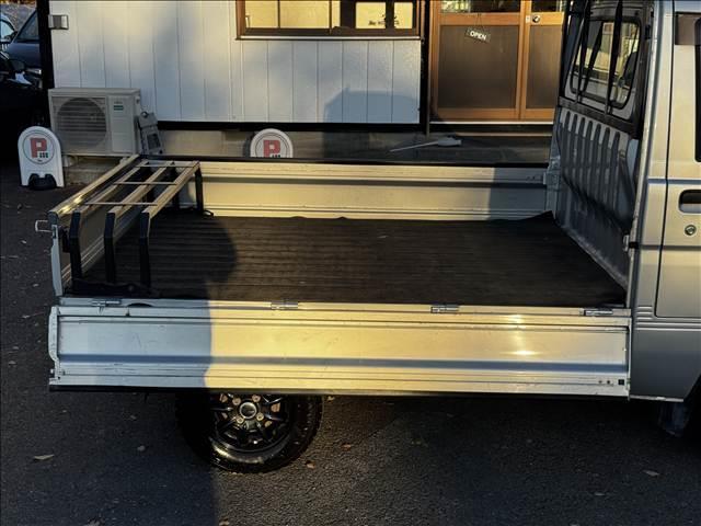 ハイゼットトラック エアコン・パワステ ツインカムスペシャル ディスプレイオーディオ BT ETC 社外12インチAW 5速MT パワステ エアコン アクセサリーソケット 塩ビシート バイザー ドリンクホルダー 三方開 荷台ゴムマット ゲートプロテクター(10枚目)