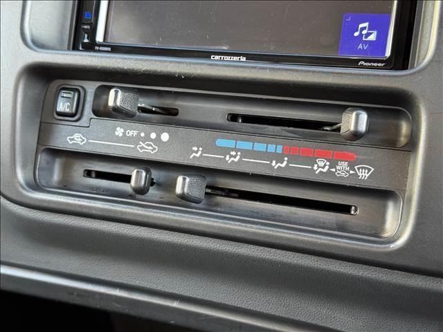 ハイゼットトラック エアコン・パワステ ツインカムスペシャル ディスプレイオーディオ BT ETC 社外12インチAW 5速MT パワステ エアコン アクセサリーソケット 塩ビシート バイザー ドリンクホルダー 三方開 荷台ゴムマット ゲートプロテクター(12枚目)