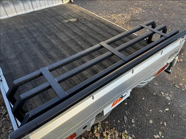 ハイゼットトラック エアコン・パワステ ツインカムスペシャル ディスプレイオーディオ BT ETC 社外12インチAW 5速MT パワステ エアコン アクセサリーソケット 塩ビシート バイザー ドリンクホルダー 三方開 荷台ゴムマット ゲートプロテクター(17枚目)