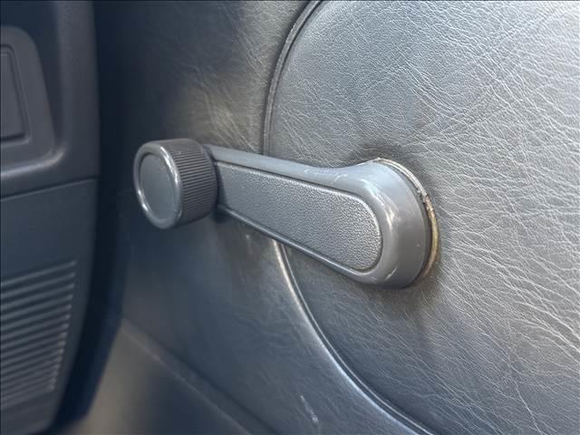 ハイゼットトラック エアコン・パワステ ツインカムスペシャル ディスプレイオーディオ BT ETC 社外12インチAW 5速MT パワステ エアコン アクセサリーソケット 塩ビシート バイザー ドリンクホルダー 三方開 荷台ゴムマット ゲートプロテクター(18枚目)