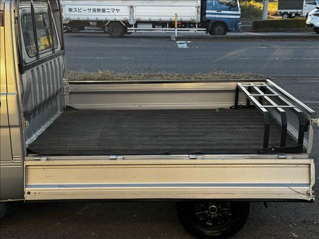 ハイゼットトラック エアコン・パワステ ツインカムスペシャル ディスプレイオーディオ BT ETC 社外12インチAW 5速MT パワステ エアコン アクセサリーソケット 塩ビシート バイザー ドリンクホルダー 三方開 荷台ゴムマット ゲートプロテクター(26枚目)