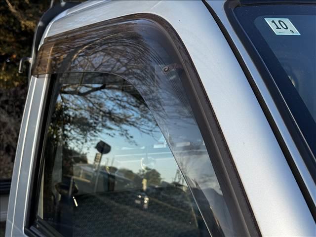 ハイゼットトラック エアコン・パワステ ツインカムスペシャル ディスプレイオーディオ BT ETC 社外12インチAW 5速MT パワステ エアコン アクセサリーソケット 塩ビシート バイザー ドリンクホルダー 三方開 荷台ゴムマット ゲートプロテクター(30枚目)