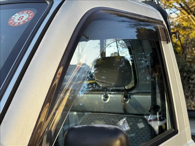 ハイゼットトラック エアコン・パワステ ツインカムスペシャル ディスプレイオーディオ BT ETC 社外12インチAW 5速MT パワステ エアコン アクセサリーソケット 塩ビシート バイザー ドリンクホルダー 三方開 荷台ゴムマット ゲートプロテクター(35枚目)