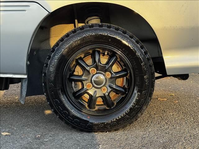 ハイゼットトラック エアコン・パワステ ツインカムスペシャル ディスプレイオーディオ BT ETC 社外12インチAW 5速MT パワステ エアコン アクセサリーソケット 塩ビシート バイザー ドリンクホルダー 三方開 荷台ゴムマット ゲートプロテクター(40枚目)