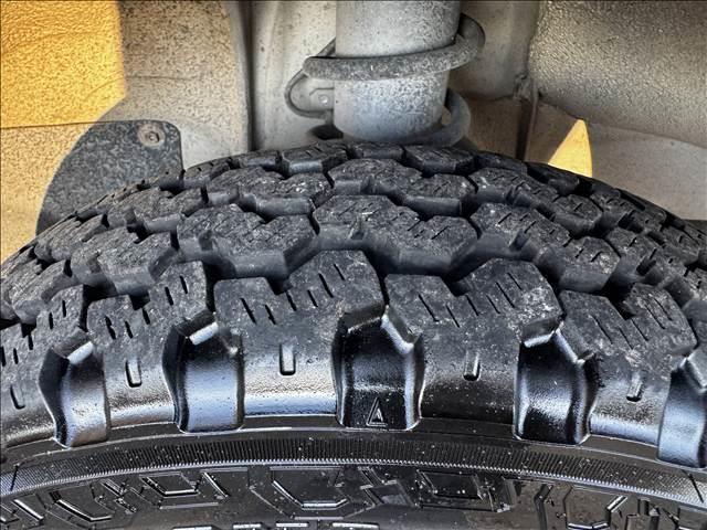 ハイゼットトラック エアコン・パワステ ツインカムスペシャル ディスプレイオーディオ BT ETC 社外12インチAW 5速MT パワステ エアコン アクセサリーソケット 塩ビシート バイザー ドリンクホルダー 三方開 荷台ゴムマット ゲートプロテクター(41枚目)