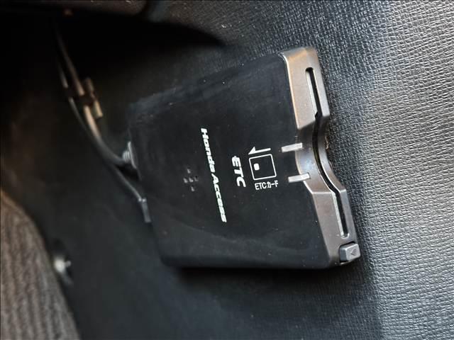 ステップワゴンスパーダ Ｓ　地デジナビ　Ｂモニター　電スラ　ＥＴＣ　キーレス　パドルシフト　ＨＩＤヘッド　フォグ　Ａライト　プライバシーガラス　フロアマット　ドアバイザー　電格ミラー　革巻ステア　チルトステア　シートリフター（4枚目）