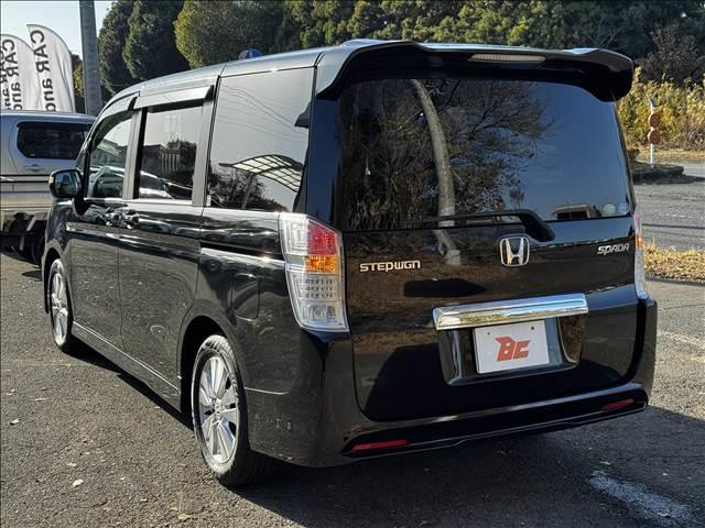 ステップワゴンスパーダ Ｓ　地デジナビ　Ｂモニター　電スラ　ＥＴＣ　キーレス　パドルシフト　ＨＩＤヘッド　フォグ　Ａライト　プライバシーガラス　フロアマット　ドアバイザー　電格ミラー　革巻ステア　チルトステア　シートリフター（8枚目）