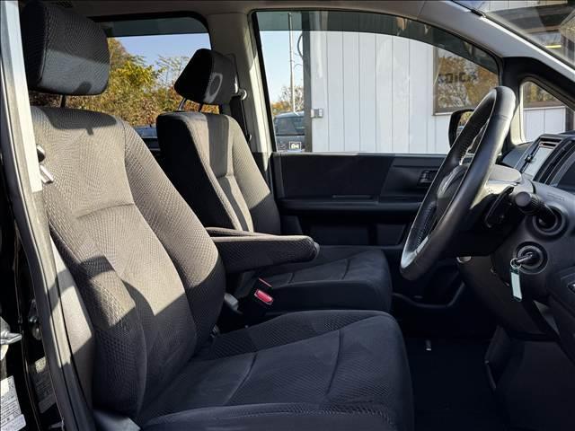 ステップワゴンスパーダ Ｓ　地デジナビ　Ｂモニター　電スラ　ＥＴＣ　キーレス　パドルシフト　ＨＩＤヘッド　フォグ　Ａライト　プライバシーガラス　フロアマット　ドアバイザー　電格ミラー　革巻ステア　チルトステア　シートリフター（9枚目）