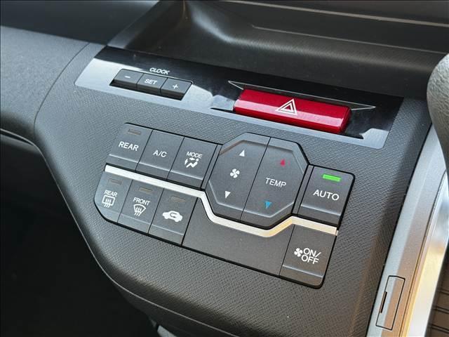 ステップワゴンスパーダ Ｓ　地デジナビ　Ｂモニター　電スラ　ＥＴＣ　キーレス　パドルシフト　ＨＩＤヘッド　フォグ　Ａライト　プライバシーガラス　フロアマット　ドアバイザー　電格ミラー　革巻ステア　チルトステア　シートリフター（14枚目）