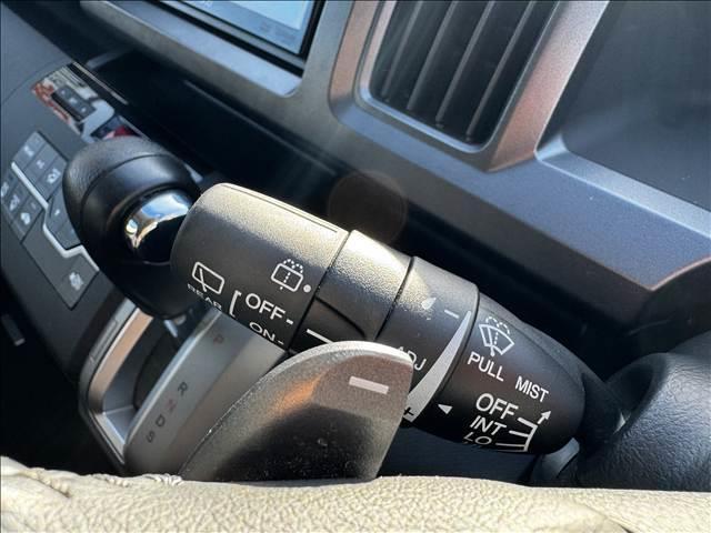 ステップワゴンスパーダ Ｓ　地デジナビ　Ｂモニター　電スラ　ＥＴＣ　キーレス　パドルシフト　ＨＩＤヘッド　フォグ　Ａライト　プライバシーガラス　フロアマット　ドアバイザー　電格ミラー　革巻ステア　チルトステア　シートリフター（29枚目）