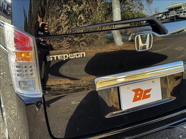 ステップワゴンスパーダ Ｓ　地デジナビ　Ｂモニター　電スラ　ＥＴＣ　キーレス　パドルシフト　ＨＩＤヘッド　フォグ　Ａライト　プライバシーガラス　フロアマット　ドアバイザー　電格ミラー　革巻ステア　チルトステア　シートリフター（36枚目）