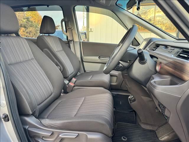 フリード G・ホンダセンシング 両電スラ フルセグナビ ホンダセンシング Bモニター スマートキー Pスタ BT DVD再生 追従クルコン ステリモ ETC 360°ドラレコ デアイサー ヒーテッドミラー シートリフター マット(9枚目)