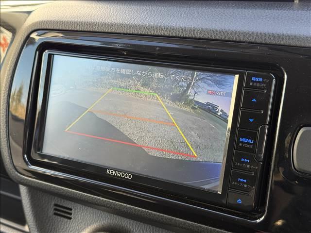 ヴィッツ Ｆ　セーフティーエディション　社外ナビ　Ｂモニ　セーフティセンス　スマートキー　Ｐスタート　ＥＴＣ　シートリフター　電格ミラー　ＢＴ　Ａストップ　ヘッドライトレベライザー　ＩＳＯＦＩＸ　バニティミラー　ＡＣソケット　分割リアシート（12枚目）