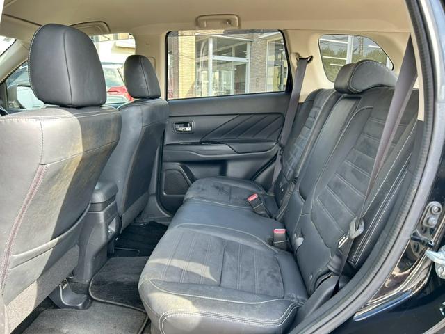 アウトランダーＰＨＥＶ Ｇナビパッケージ　ユーザー買取車／ワンオーナー車／純正ナビ／フルセグ／全方位カメラ／ＬＥＤヘッドライト／ＥＴＣ／充電ケーブルあり（13枚目）