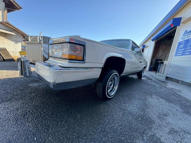 キャデラックフリートウッド ブロアム　８ナンバー事務室登録／２Ｐ４Ｂ／セミレイン／オーディオカスタム／トリプルホワイト外装（2枚目）