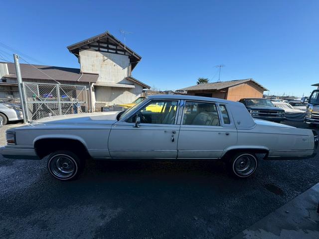 キャデラックフリートウッド ブロアム　８ナンバー事務室登録／２Ｐ４Ｂ／セミレイン／オーディオカスタム／トリプルホワイト外装（5枚目）