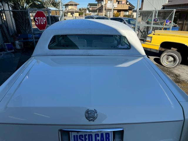 キャデラックフリートウッド ブロアム　８ナンバー事務室登録／２Ｐ４Ｂ／セミレイン／オーディオカスタム／トリプルホワイト外装（6枚目）