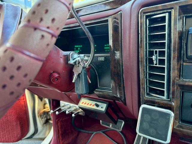 キャデラックフリートウッド ブロアム　８ナンバー事務室登録／２Ｐ４Ｂ／セミレイン／オーディオカスタム／トリプルホワイト外装（30枚目）